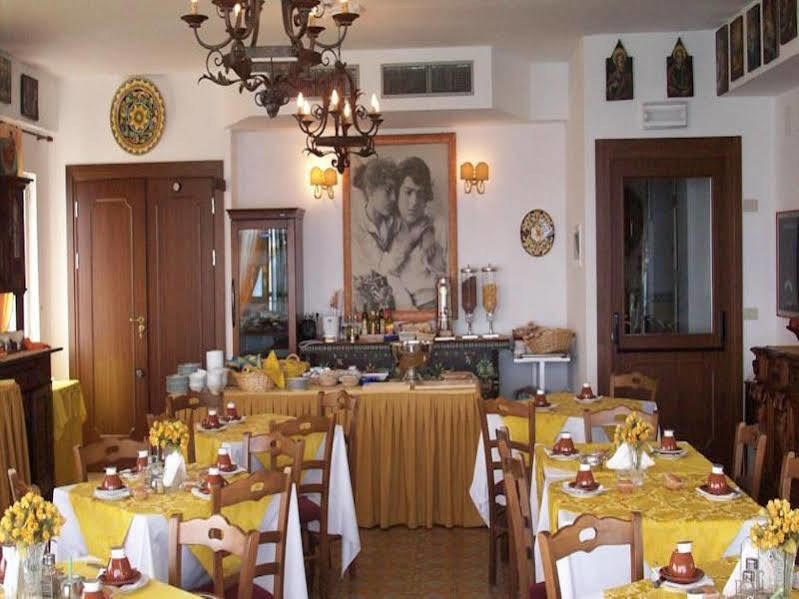 Hotel La Riva Giardini-Naxos Extérieur photo