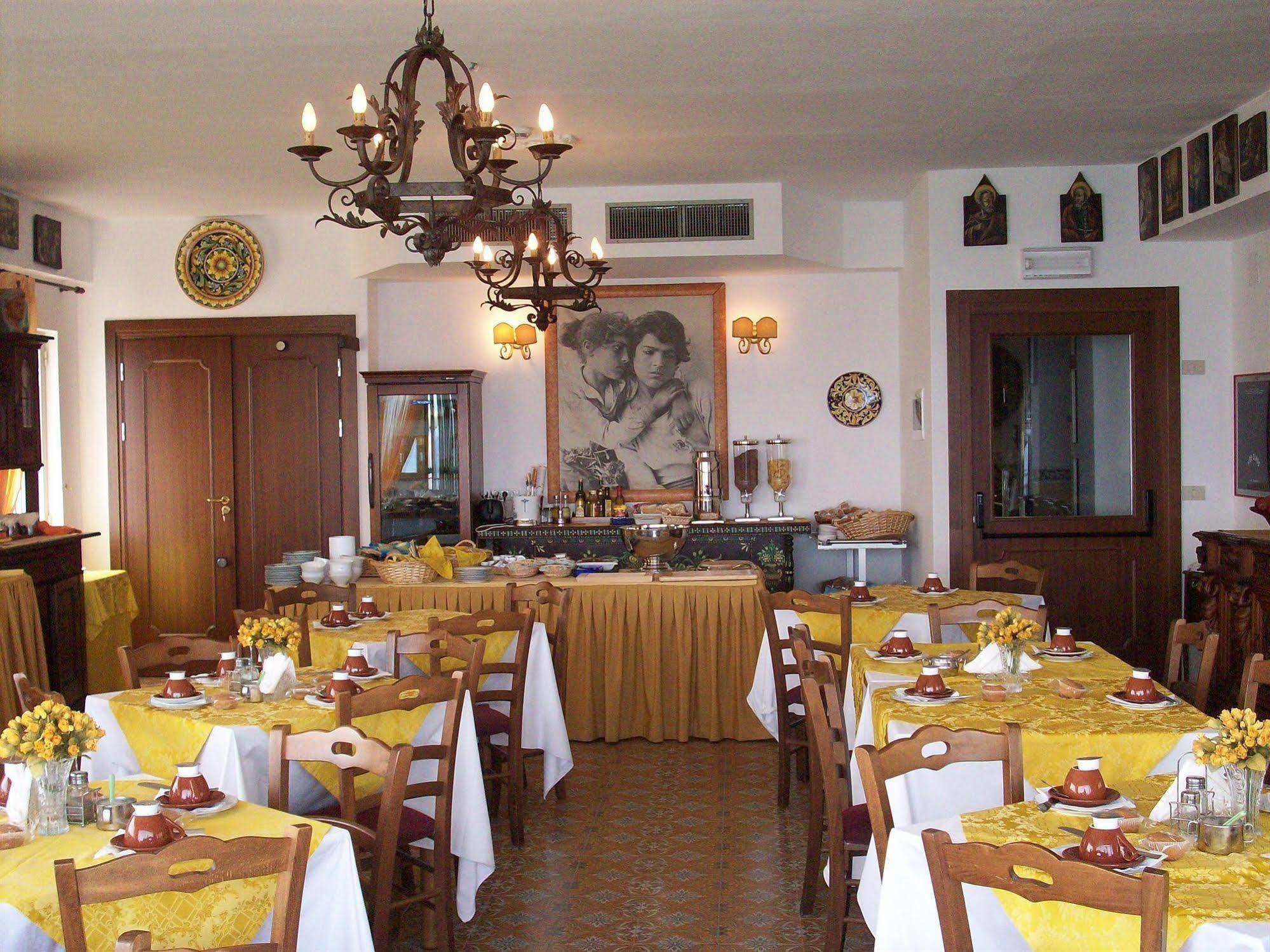 Hotel La Riva Giardini-Naxos Extérieur photo